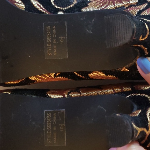 Elegant Black and Gold Heels - Picture 15 of 16